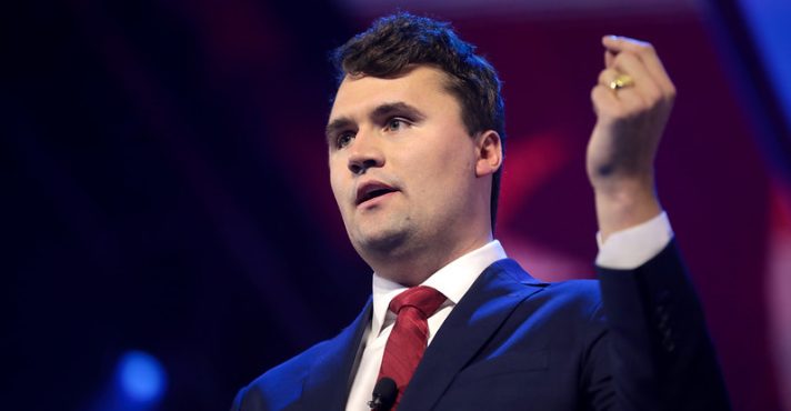 Charlie Kirk falando com participantes do AmericaFest 2022 no Phoenix Convention Center em Phoenix, Arizona, nos EUA