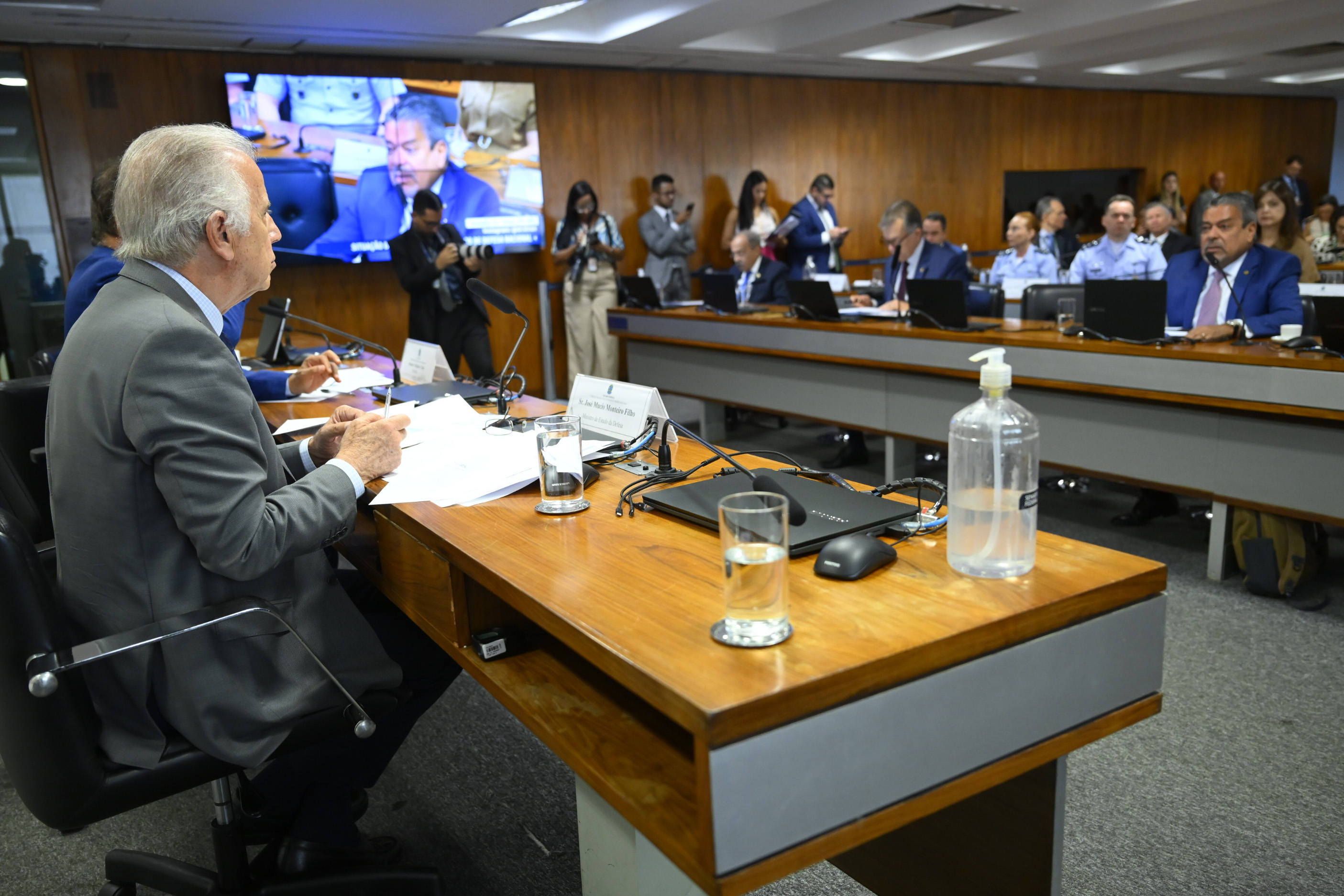 Mucio na Comissão de Relações Exteriores e Defesa Nacional