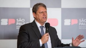 O governador de São Paulo, Tarcísio de Freitas, durante entrevista à imprensa | Foto: Monica Andrade/GovSP