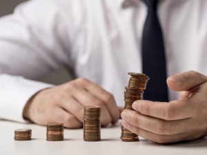 Segundo o jornal Folha de S.Paulo, de janeiro a julho de 2025, cada integrante da AGU recebeu, em média, R$ 410 mil em honorários | Foto: Reprodução/Freepik