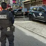 Agentes da Receita Federal deflagram a Operação Spare, contra alvos ligados ao PCC