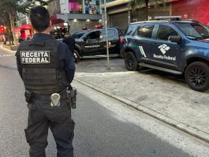 Agentes da Receita Federal deflagram a Operação Spare, contra alvos ligados ao PCC