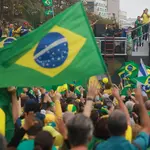 Manifestantes apoiadores do ex-presidente Jair Bolsonaro durante ato na orla de Copacabana, na zona sul do Rio de Janeiro, neste domingo, 7 de setembro de 2025 | Foto: Pedro Kirilos/Estadão Conteúdo
