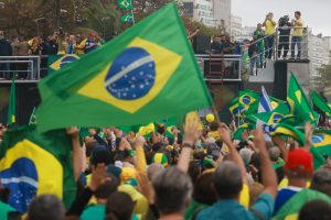 Manifestantes apoiadores do ex-presidente Jair Bolsonaro durante ato na orla de Copacabana, na zona sul do Rio de Janeiro, neste domingo, 7 de setembro de 2025 | Foto: Pedro Kirilos/Estadão Conteúdo