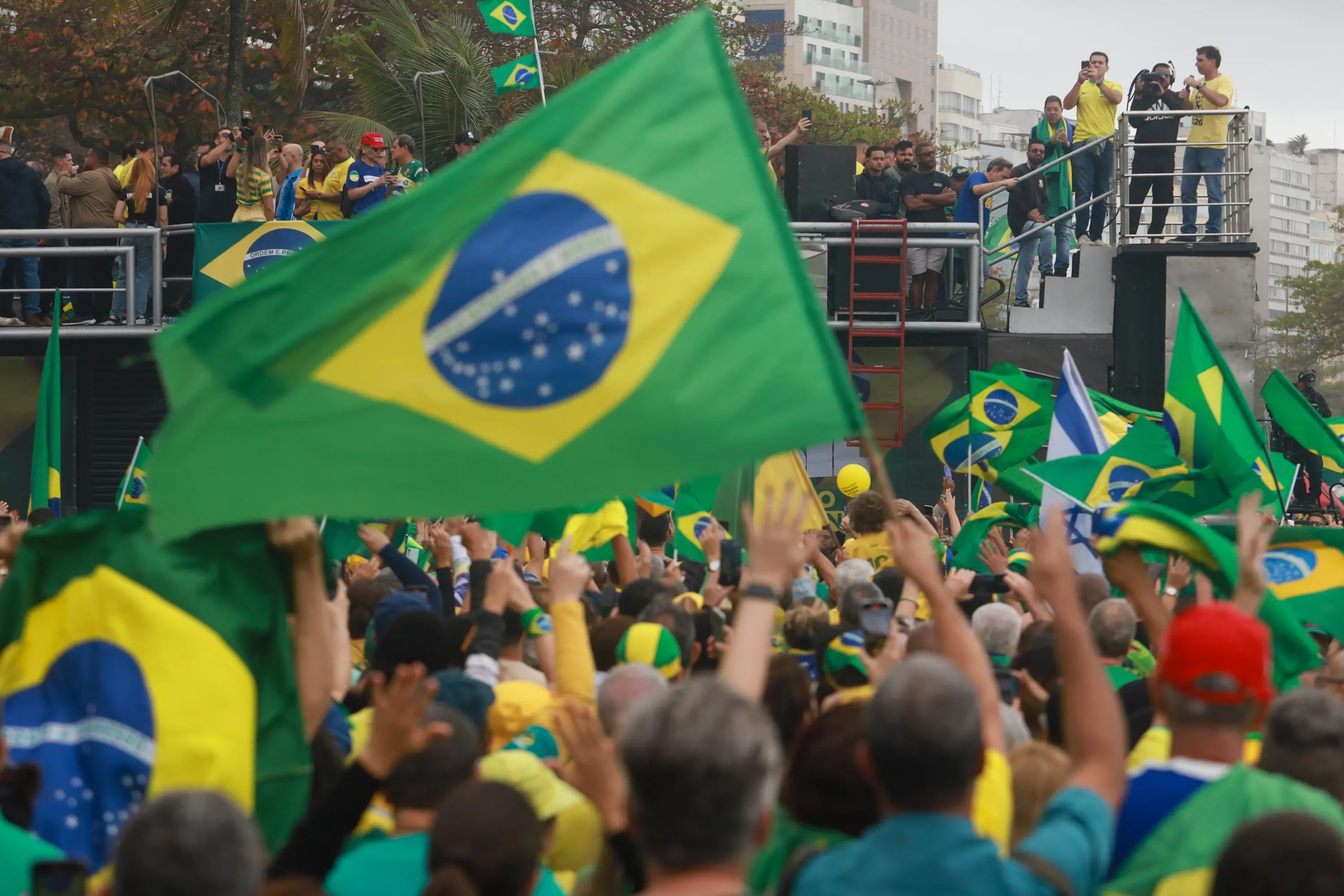 Manifestantes apoiadores do ex-presidente Jair Bolsonaro durante ato na orla de Copacabana, na zona sul do Rio de Janeiro, neste domingo, 7 de setembro de 2025 | Foto: Pedro Kirilos/Estadão Conteúdo