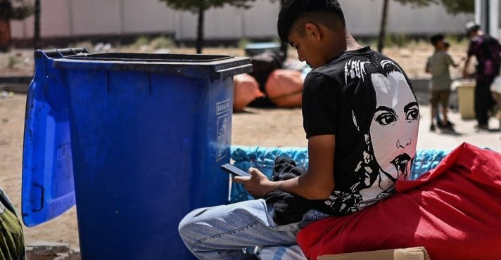 Jovem afegão observa tela de celular: talibãs são suspeitos de bloquear sinais para 'conter vícios' | Foto: Reprodução/Twitter/X