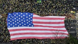 Brasileiros exibiram a bandeira norte-americana na Avenida Paulista | Foto: Reprodução/X/Antonio Costa