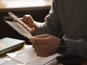 Mesmo com leve recuo, a taxa real do Brasil chegou a mais de 9% em setembro | Foto: Reprodução/Freepik