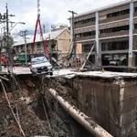Carro quase é engolido por buraco que se abriu em rua de Bangkok: falha de drenagem e interdição de hospital na capital da Tailândia | Foto: Reprodução/Twitter/X