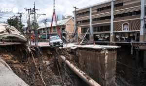 Carro quase é engolido por buraco que se abriu em rua de Bangkok: falha de drenagem e interdição de hospital na capital da Tailândia | Foto: Reprodução/Twitter/X