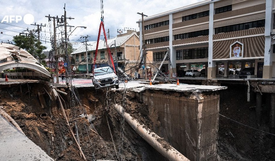 Carro quase é engolido por buraco que se abriu em rua de Bangkok: falha de drenagem e interdição de hospital na capital da Tailândia | Foto: Reprodução/Twitter/X