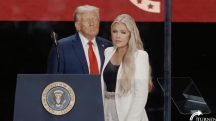 Trump ao lado de Erika Kirk durante funeral de Charlie Kirk, neste domingo, 21 | Foto: Reprodução/ X