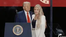 Trump ao lado de Erika Kirk durante funeral de Charlie Kirk, neste domingo, 21 | Foto: Reprodução/ X