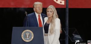 Trump ao lado de Erika Kirk durante funeral de Charlie Kirk, neste domingo, 21 | Foto: Reprodução/ X