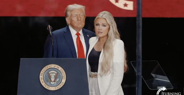 Trump ao lado de Erika Kirk durante funeral de Charlie Kirk, neste domingo, 21 | Foto: Reprodução/ X