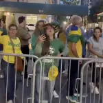 Grupo de brasileiros vaia Lula em sua chegada a Nova York