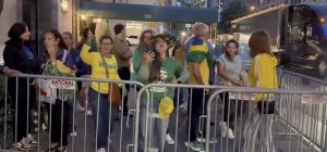 Grupo de brasileiros vaia Lula em sua chegada a Nova York