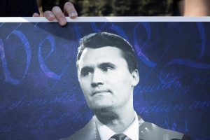 Um manifestante segura um cartaz do ativista conservador Charlie Kirk, em Houston, Texas - 11/10/2025 | Foto: Antranik Tavitian/Reuters