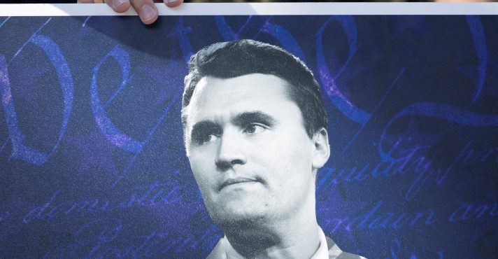 Um manifestante segura um cartaz do ativista conservador Charlie Kirk, em Houston, Texas - 11/10/2025 | Foto: Antranik Tavitian/Reuters