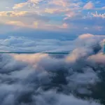 A nova ponte sobre o Cânion Huajiang em meio a nuvens: 625 metros de altura | Foto: Twitter/X