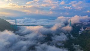 A nova ponte sobre o Cânion Huajiang em meio a nuvens: 625 metros de altura | Foto: Twitter/X