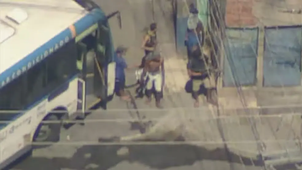 Com armamento pesado, bandidos usaram ônibus para bloquear acesso de policias na zona oeste do Rio | Foto: Reprodução/TV Globo