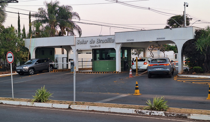 Brasília (DF), 11/09/2025 - Fachada do condomínio Solar de Brasília, onde mora e cumpre prisão domiciliar o ex-presidente Jair Bolsonaro. Foto: Fabio Rodrigues-Pozzebom/ Agência Brasil Foto: Bruno Peres/Agência Brasil