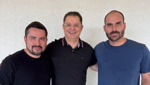 Da esquerda para a direita: Paulo Figueiredo, Sóstenes Cavalcante e Eduardo Bolsonaro