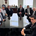 Derrite (ao fundo e no centro), em companhia de outros líderes da Secretária de Segurança Pública: recusa estratégica | Foto: Divulgação/SSP-SP