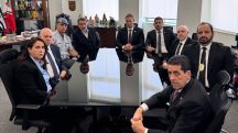Derrite (ao fundo e no centro), em companhia de outros líderes da Secretária de Segurança Pública: recusa estratégica | Foto: Divulgação/SSP-SP