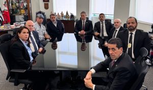 Derrite (ao fundo e no centro), em companhia de outros líderes da Secretária de Segurança Pública: recusa estratégica | Foto: Divulgação/SSP-SP