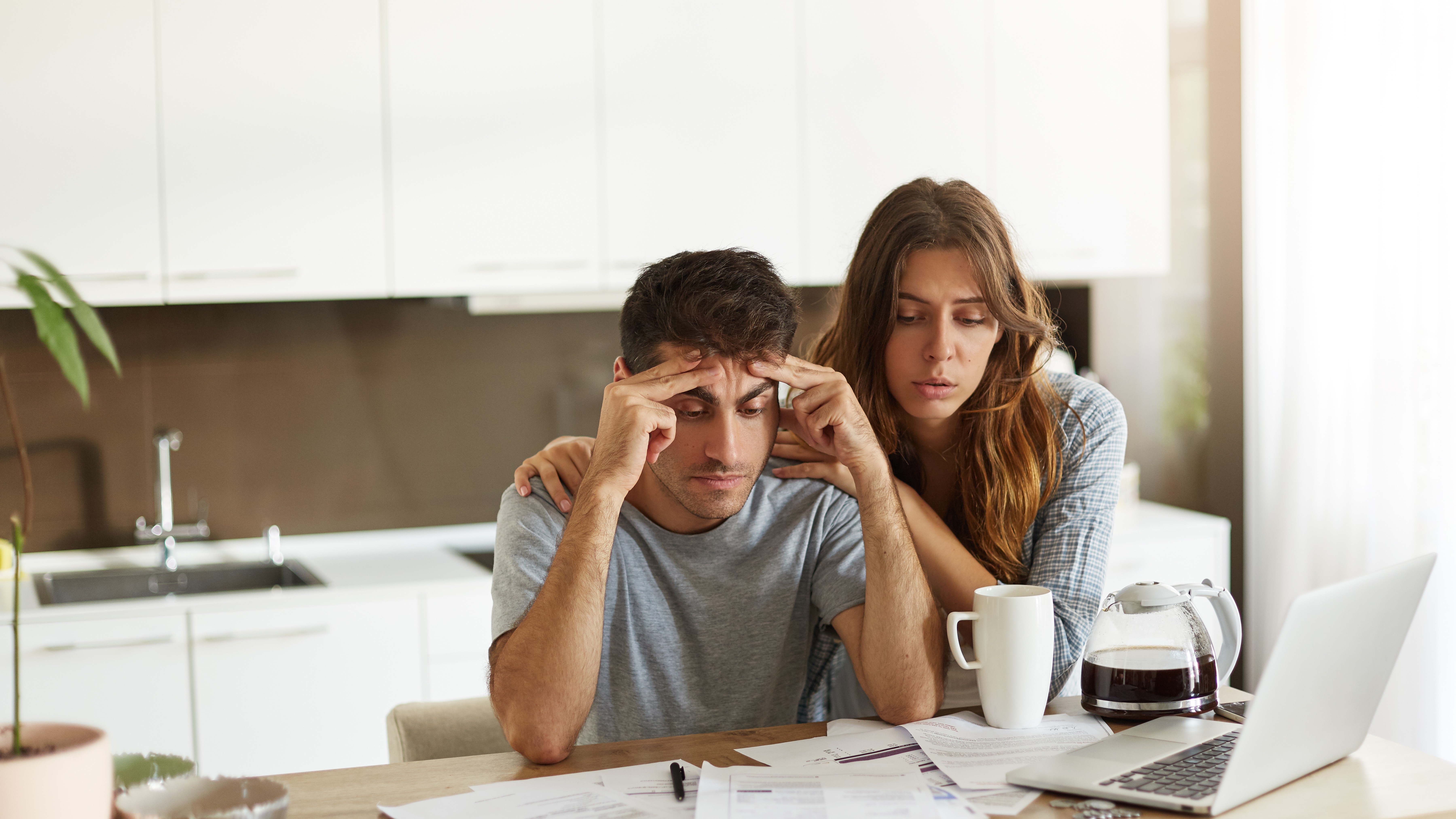 O relatório ainda mostra que a parcela de consumidores sem condições de quitar dívidas vencidas no Brasil subiu de 12,7% para 12,8% de julho para agosto | Foto: Wayhomestudio/Freepik