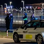 Policiais acompanham investigações sobre a presença de drones no espaço aéreo dinamarquês | Foto: Reprodução/Twitter/X