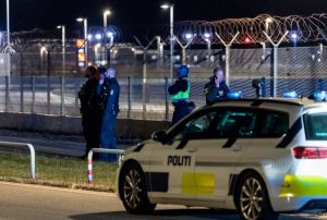 Policiais acompanham investigações sobre a presença de drones no espaço aéreo dinamarquês | Foto: Reprodução/Twitter/X
