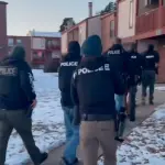 Em janeiro deste ano, policiais prenderam em Denver dois imigrantes ilegais que mantinham sob o seu poder 130 mil comprimidos de fentanil | Foto: Reprodução/Twitter/X
