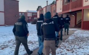 Em janeiro deste ano, policiais prenderam em Denver dois imigrantes ilegais que mantinham sob o seu poder 130 mil comprimidos de fentanil | Foto: Reprodução/Twitter/X