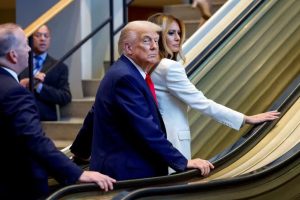 O presidente dos EUA, Donald Trump, e sua mulher, Melania, na escada rolante que se tornou alvo de investigação | Foto: Reprodução/Redes sociais