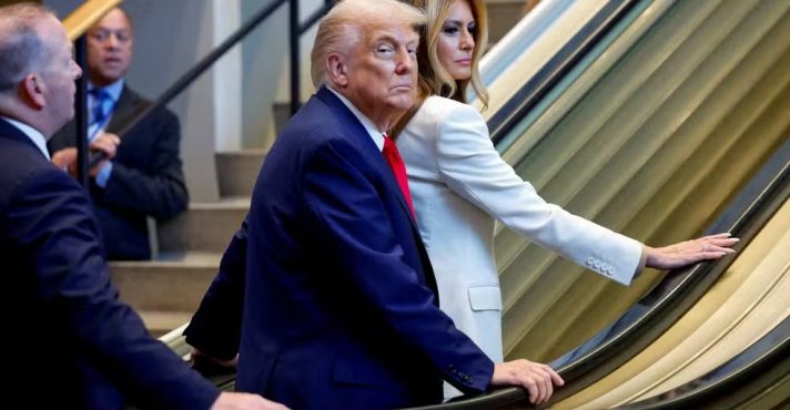 O presidente dos EUA, Donald Trump, e sua mulher, Melania, na escada rolante que se tornou alvo de investigação | Foto: Reprodução/Redes sociais