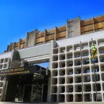 Fachada Tribunal de Justiça de Goiás; juíza ri em audiência de custódia