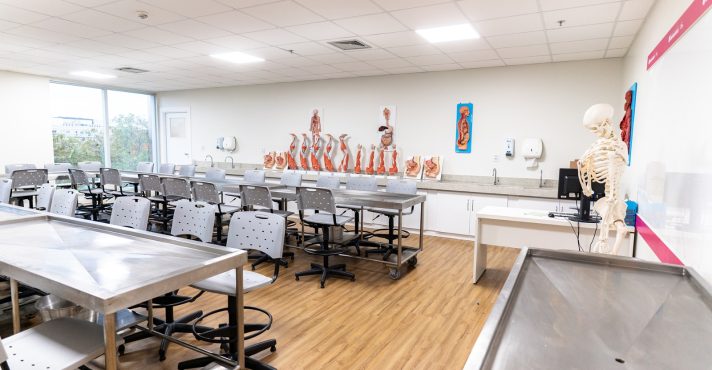 Laboratório de Orgânica da Unigranrio, unidade da Barra da Tijuca: a número um no ranking das faculdades privadas de Medicina mais caras no Brasil | Foto: Divulgação/Unigranrio