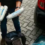 Policial brasileiro exibe embalagem que seria de Fentanil, droga que mais mata atualmente nos Estados Unidos | Foto: Reprodução/Twitter/X