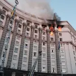 Incêndio no prédio da sede do governo em Kiev depois de ataque da Rússia em 7 de setembro | Foto: Defesa Civil de Kiev/Divulgação