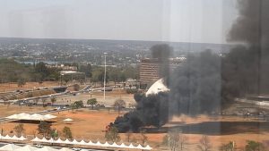 Fogo nos banheiros químicos causou intensa fumaça em Brasília | Foto: X/Reprodução