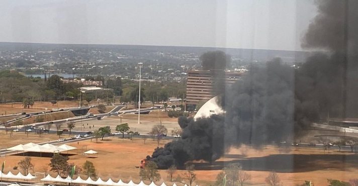 Fogo nos banheiros químicos causou intensa fumaça em Brasília | Foto: X/Reprodução