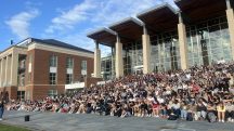 Estudantes nos EUA oram juntos pela família de Charlie Kirk