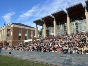 Estudantes nos EUA oram juntos pela família de Charlie Kirk