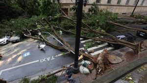 São Paulo enfrenta apagão em 172 mil imóveis depois de tempestades e chuva intensa