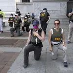 FBI demite policiais que ajoelharam em protesto sobre George Floyd