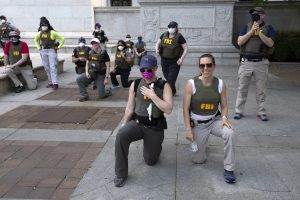 FBI demite policiais que ajoelharam em protesto sobre George Floyd