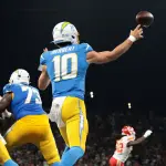 Herbert brilha em jogo da NFL em São Paulo